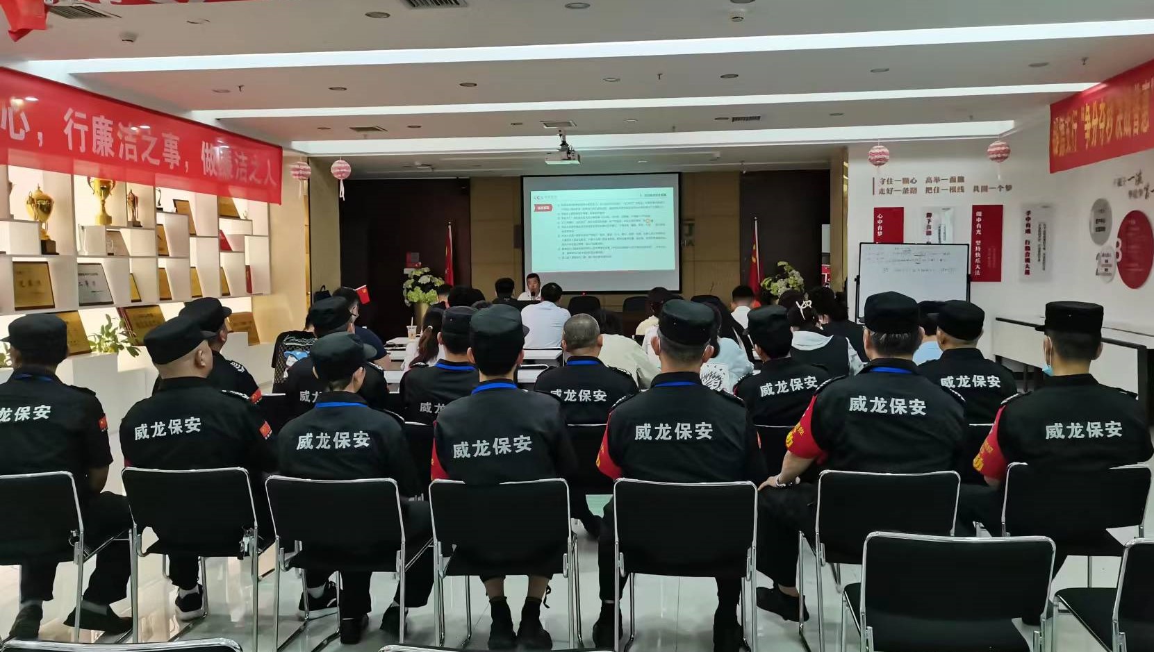 長沙市威龍保安服務(wù)有限公司,威龍保安服務(wù),長沙保安公司,湖南保安服務(wù),銀行保安,安保公司,明星安保