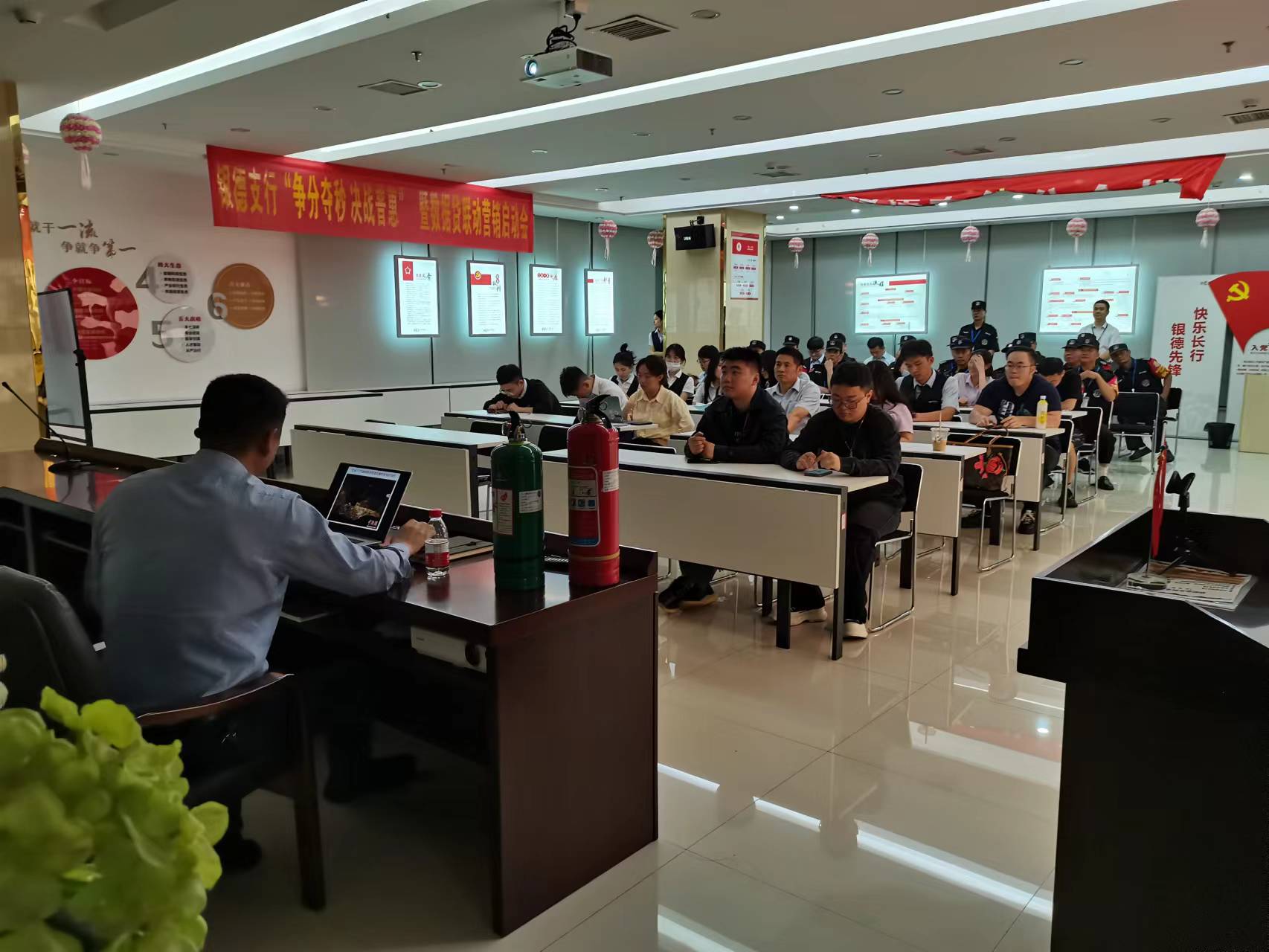長沙市威龍保安服務(wù)有限公司,威龍保安服務(wù),長沙保安公司,湖南保安服務(wù),銀行保安,安保公司,明星安保