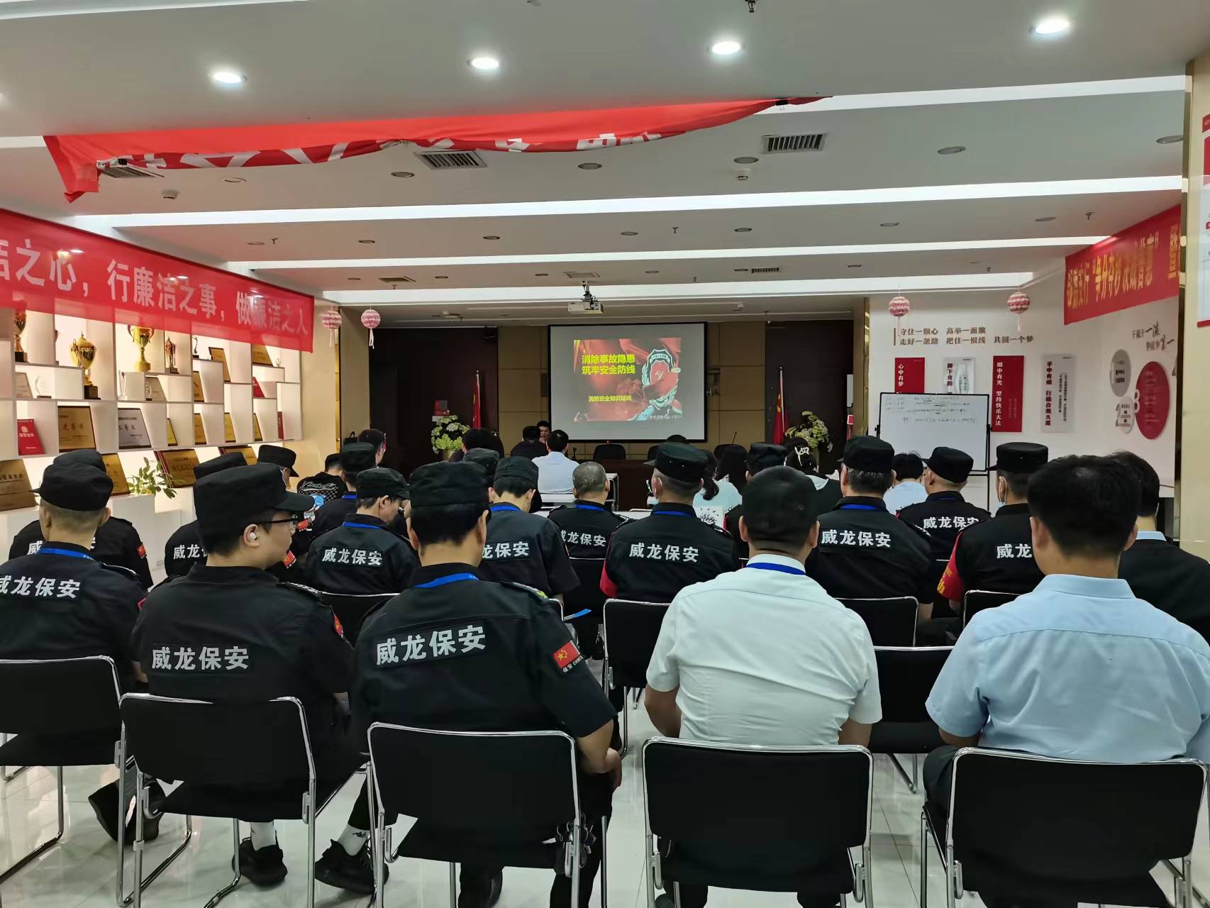 長沙市威龍保安服務(wù)有限公司,威龍保安服務(wù),長沙保安公司,湖南保安服務(wù),銀行保安,安保公司,明星安保