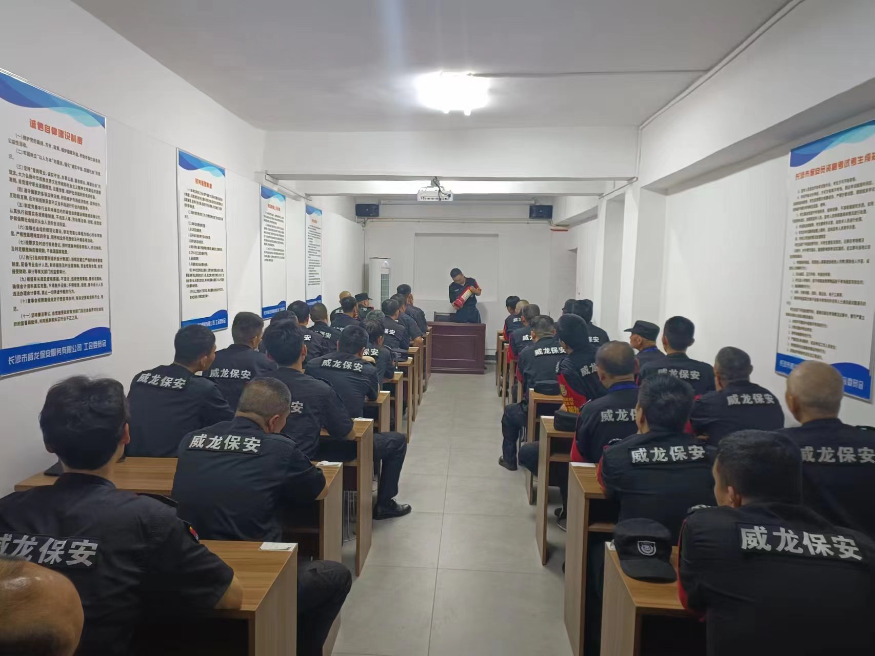 長沙市威龍保安服務有限公司,威龍保安服務,長沙保安公司,湖南保安服務,銀行保安,安保公司,明星安保